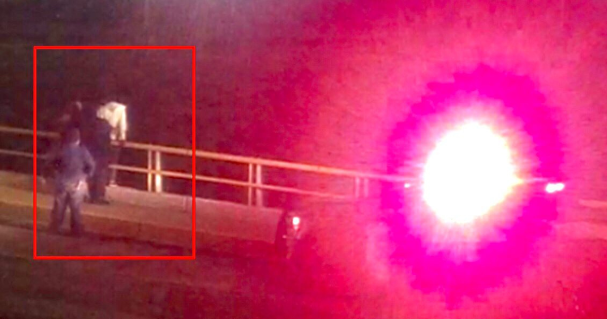 Intenta lanzarse de puente pero policías lo convencen de no hacerlo