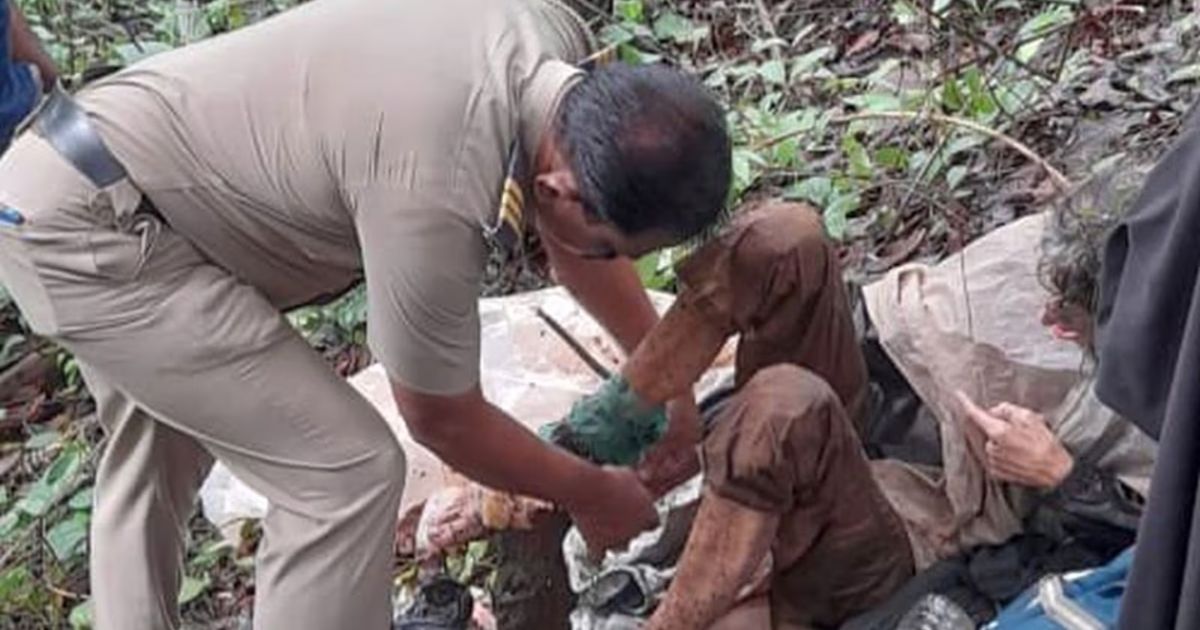 Rescatan mujer estadounidense de 40 días encadenada a un árbol en India