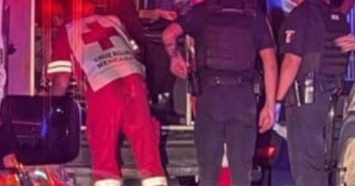 Se dispara policía municipal en la cabeza; DSPM la reportan delicada pero estable
