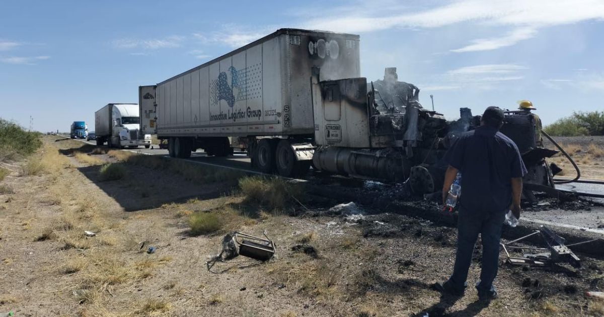 Se incendia tráiler en la carretera Juárez-Ahumada y cierran tramo al tráfico