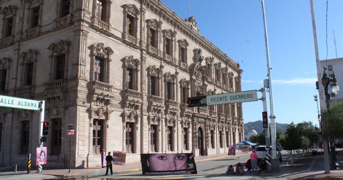 Van tres días de plantón en Gobierno por desaparecidos; FGE dice que dos casos fueron voluntarios