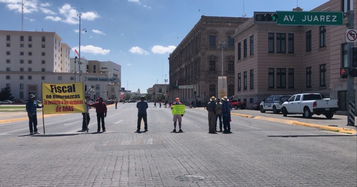Bloquean calles del centro afectados por Aras