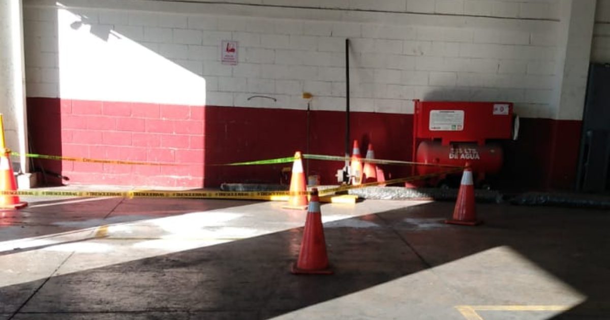Se derrama ácido clorhídrico en empresa de transportes
