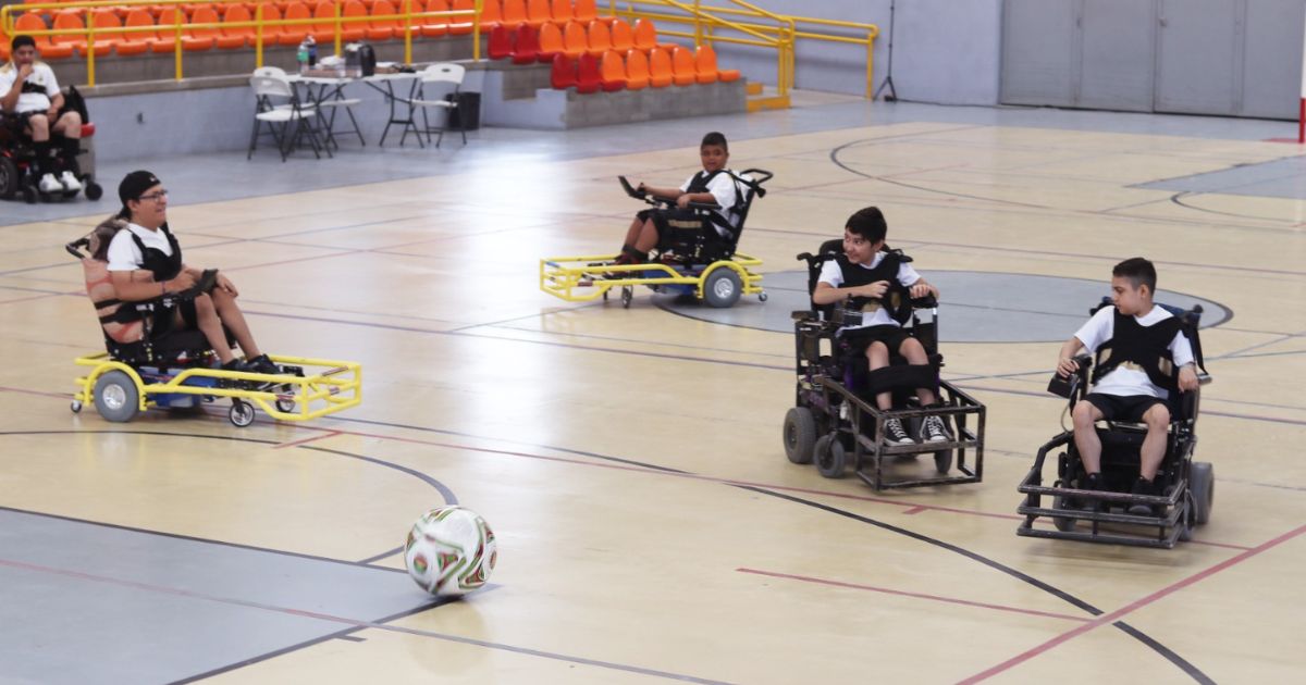 Participan chihuahuenses en silla de ruedas en torneo internacional de Powerchair