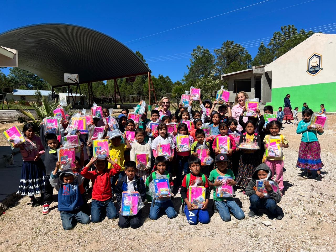Entrega fundación Abril Félix más de 50 de paquetes escolares en comunidades rurales de la sierra de Chihuahua