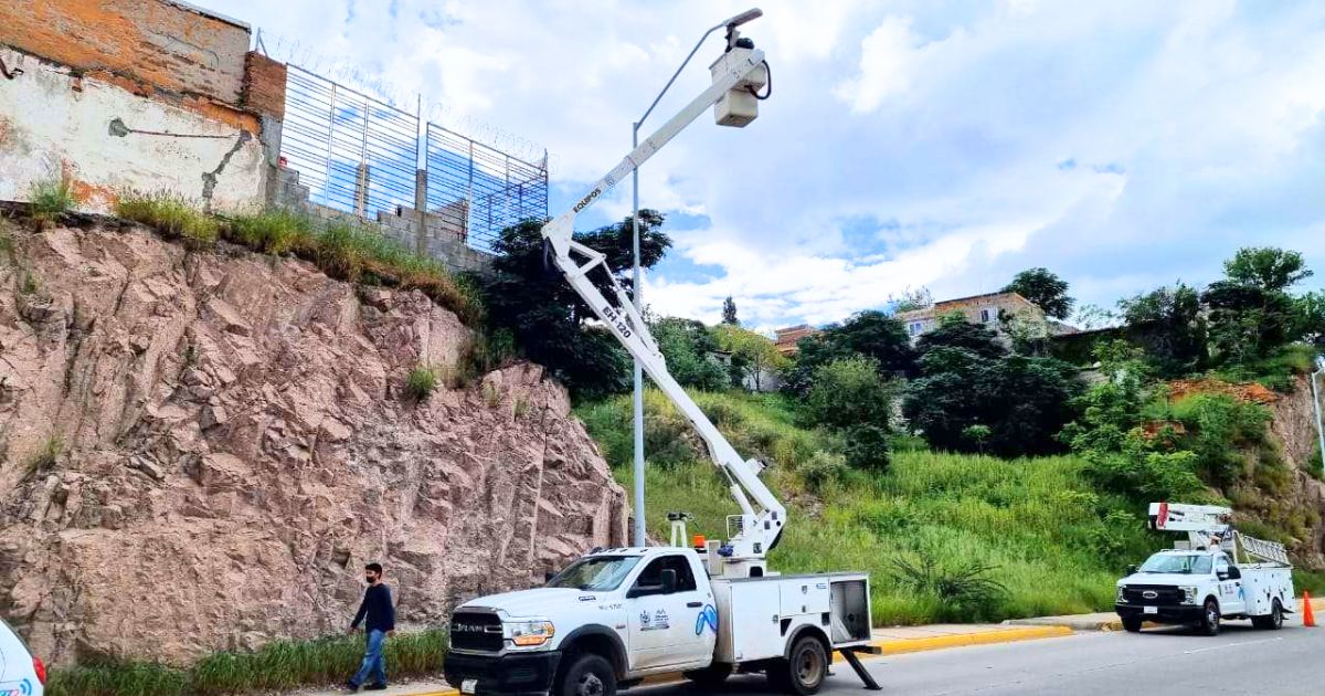 Regresa Municipio a cableado aéreo en luminarias debido a vandalismo