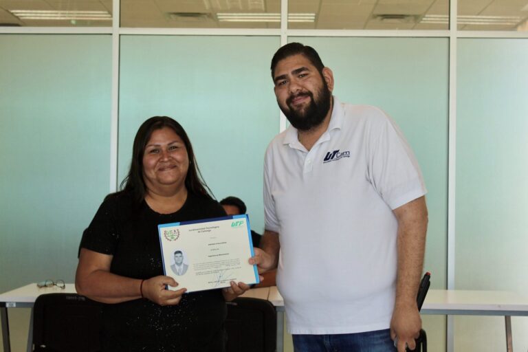Un nuevo comienzo, egresados UTCam reciben su título profesional