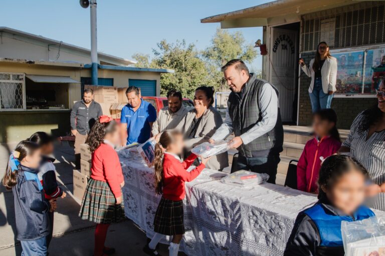 Jorge Aldana entrega útiles escolares al turno matutino de la escuela primaria Benito Juárez
