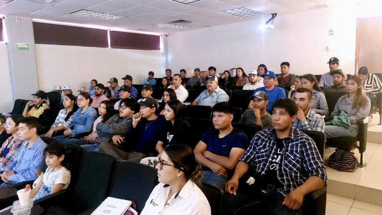 Otorgan manejo de agroquimicos en la UTCAM