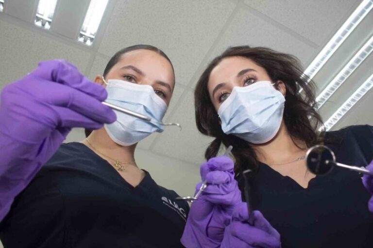 Práctica clínica y tecnología de vanguardia, esencial para estudiar Odontología