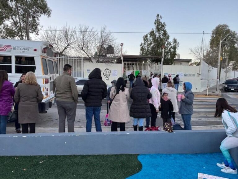 Padres toman primaria Narciso Mendoza por presuntas irregularidades