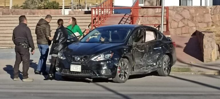 Choque en Crucero Peligroso: Dos Vehículos Involucrados en la Calle Miguel Olea y Avenida Cuauhtémoc