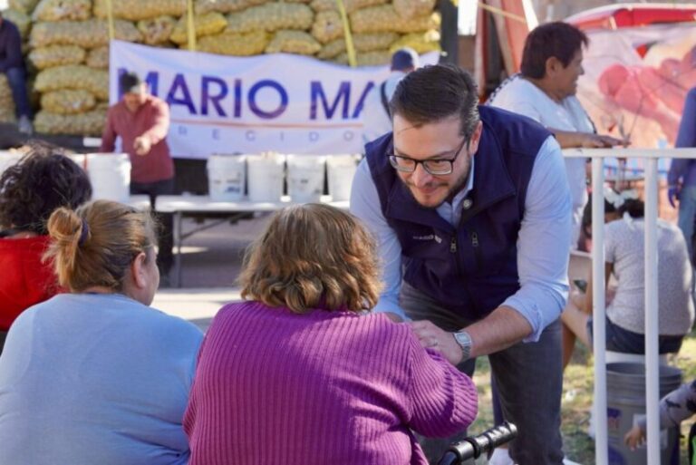 Encabeza regidor Mata entrega de apoyos en Delicias