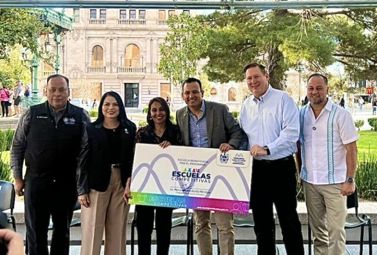 Hacen evento fuera de Palacio Municipal por blindaje ante 8M