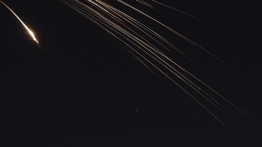 Un misil iraní dispersa su munición de racimo sobre Tel Aviv (Israel) el 18 de marzo.