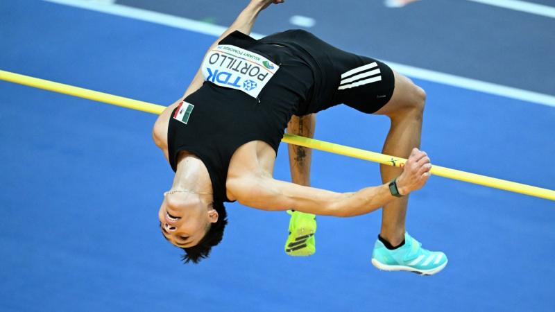 El chihuahuense Erick Portillo logra medalla de plata en Salto de Altura en Indoor 2026