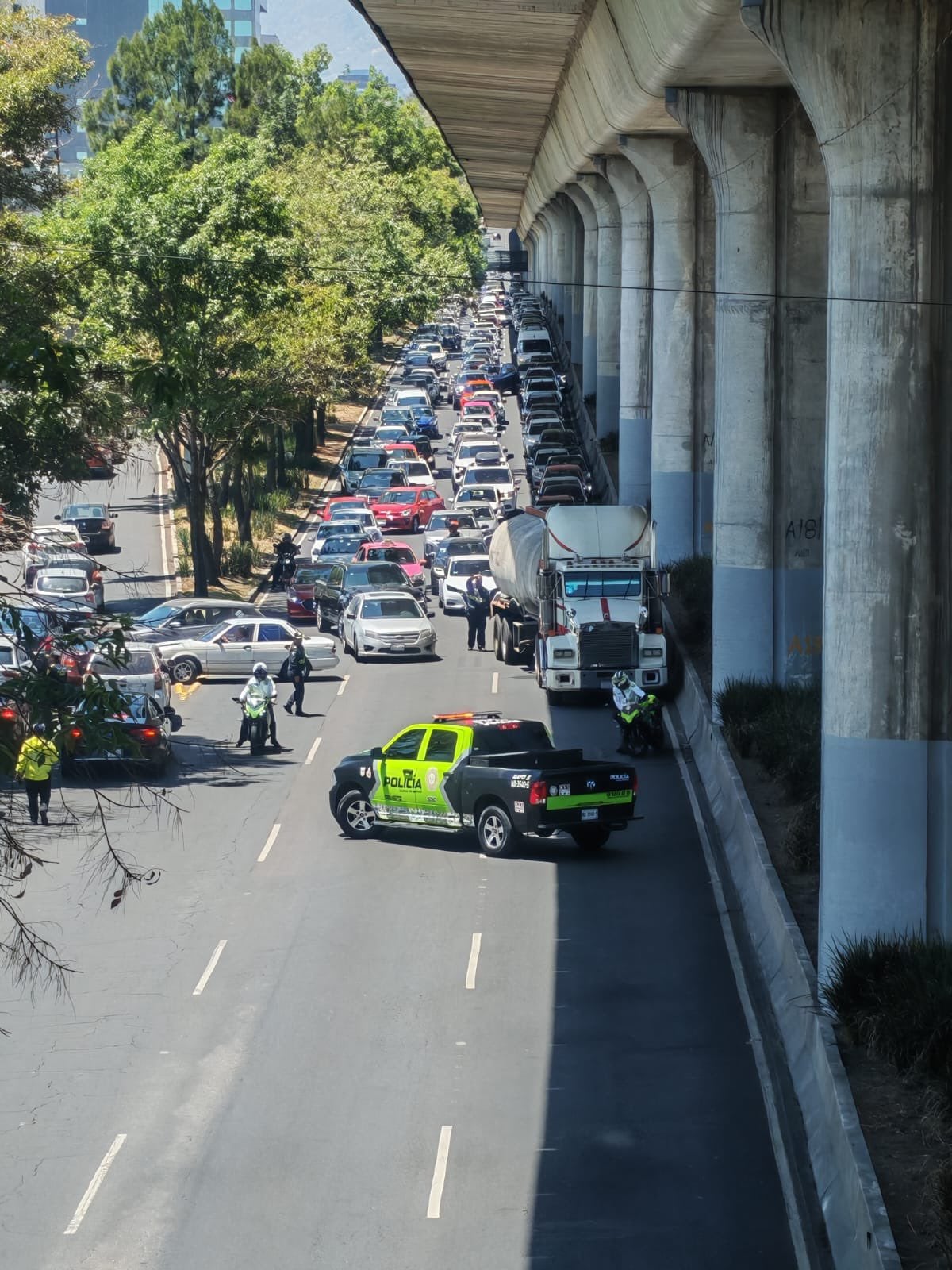 Bloquean Periférico Sur en CDMX contra la gentrificación previo al México vs Portugal