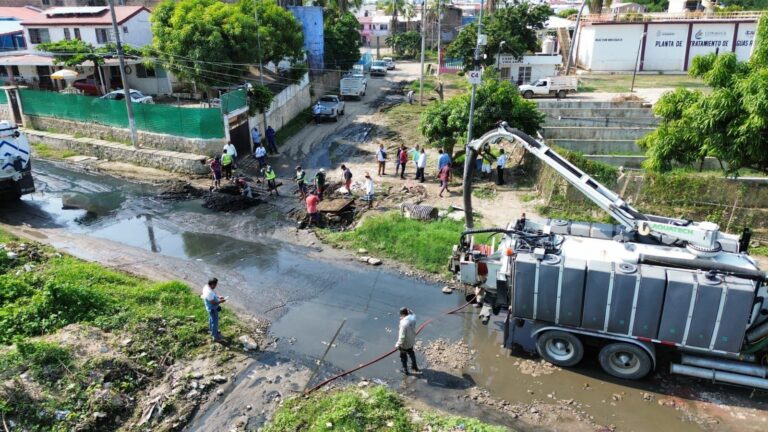 Gobierno de Acapulco y autoridades intensifican desazolve en unidad habitacional Luis Donaldo Colosio