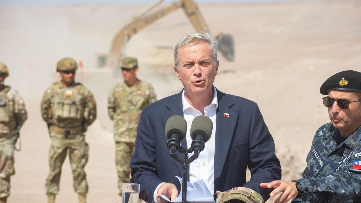 Alza histórica de la gasolina, muros fronterizos y recortes en educación: el estreno del ultraderechista Kast en Chile