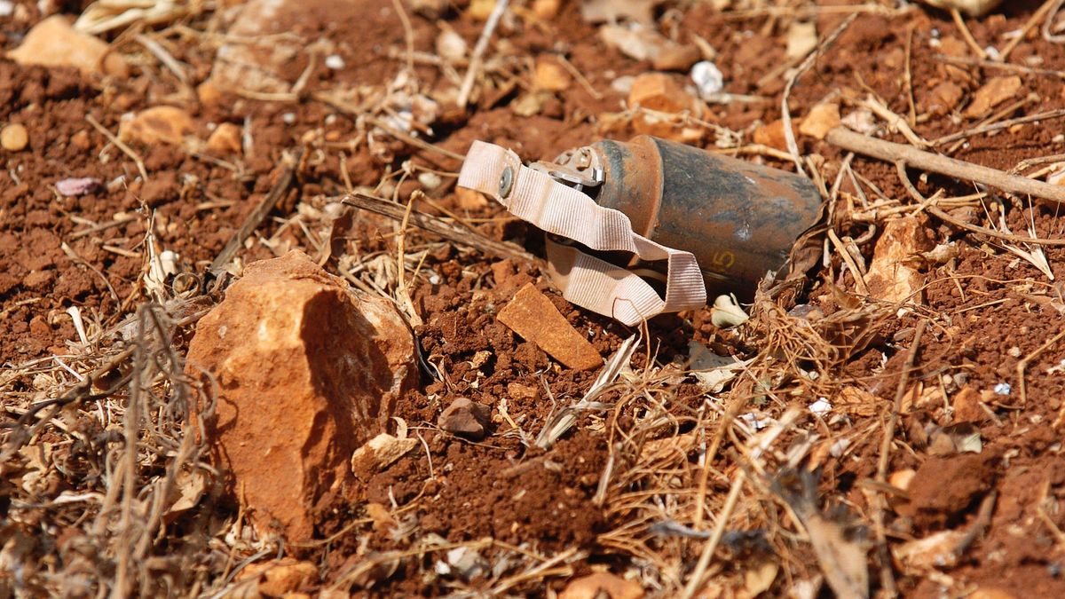 Una bomba de racimo israelí sin explotar en Yohmor (Líbano) en 2006.