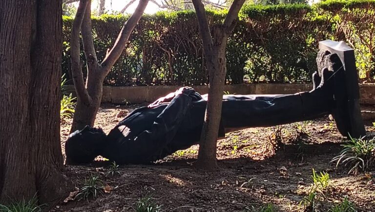 La razón por la que la escultura de Calderón seguirá en el suelo de Los Pinos