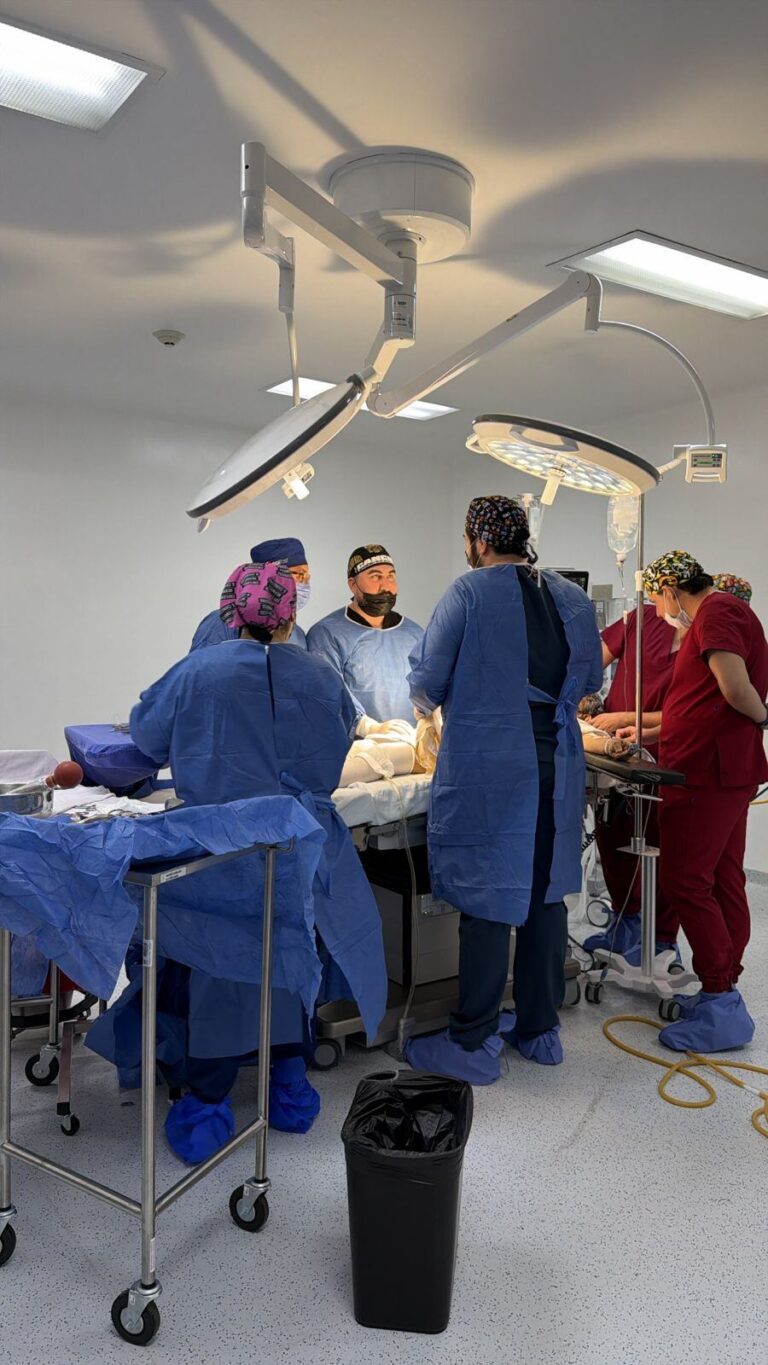 Martí Batres pone en operación tres quirófanos rehabilitados en Mexicali