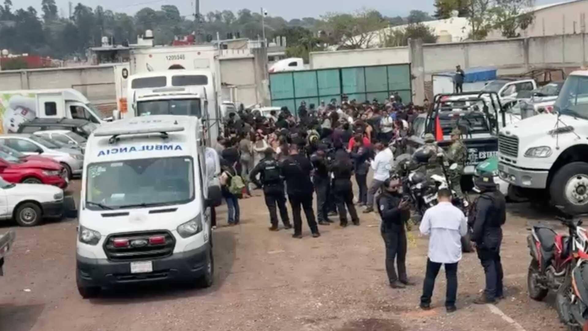 Encuentran más de 250 migrantes hacinados en tráiler en Veracruz
