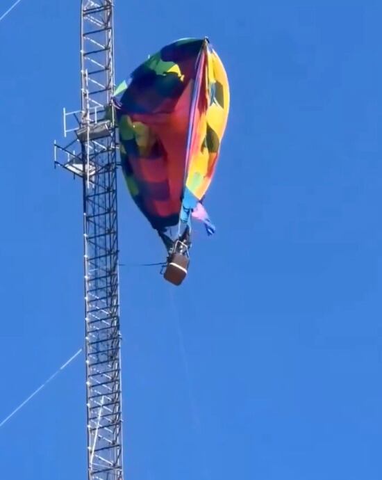 Quedan atrapados a 270 metros en globo aerostático en Texas; así fue el rescate