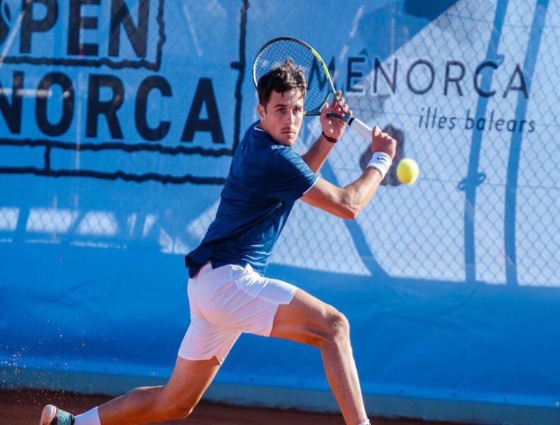 El viento sacude el Open Menorca y provoca sorpresas inesperadas