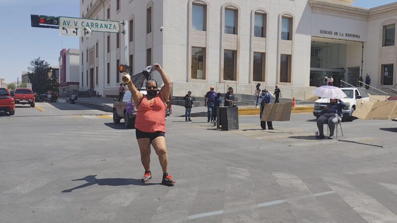 Lideresa amenaza con desnudarse en manifestación