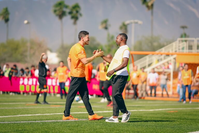 Samuel García y Mariana Rodríguez llevan el fútbol a barrios de Nuevo León con “Ponte Nuevo, MUNDIALEÓN”