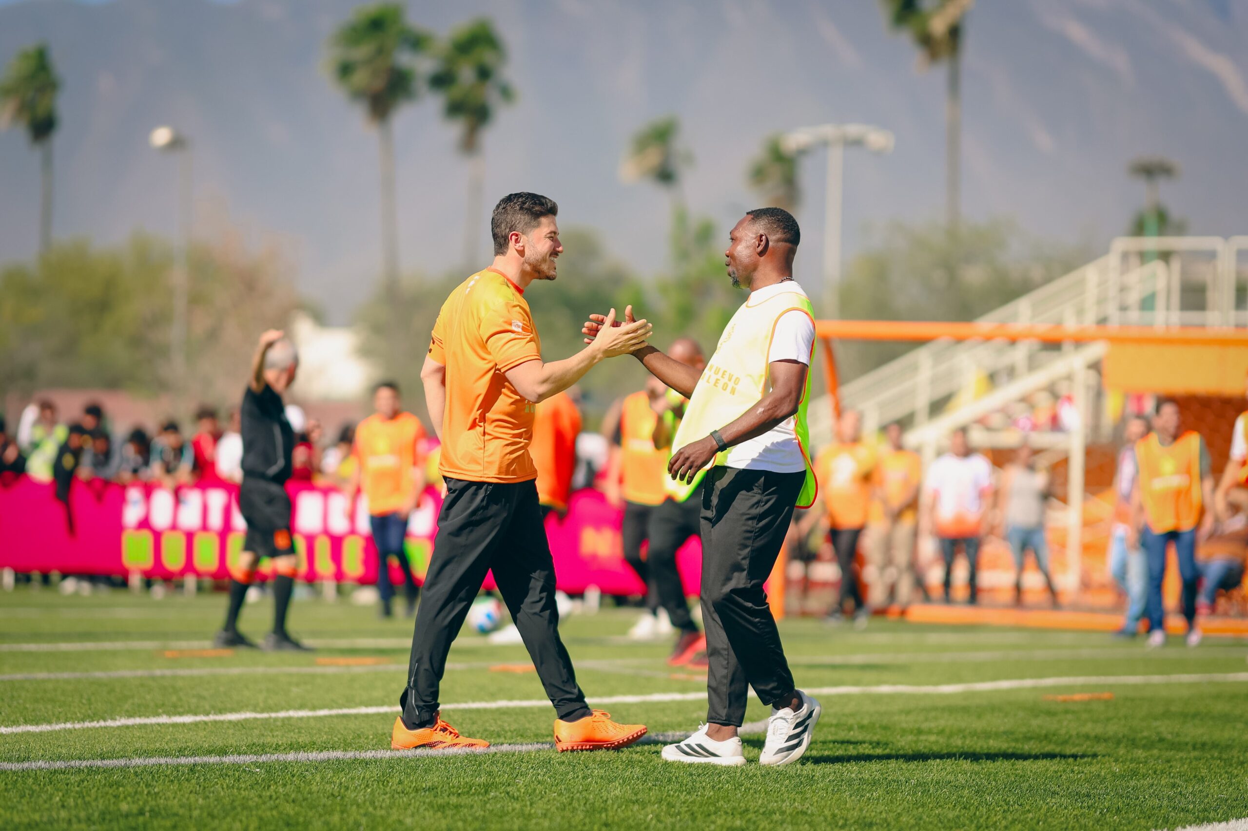 Samuel García y Mariana Rodríguez llevan el fútbol a barrios de Nuevo León con “Ponte Nuevo, MUNDIALEÓN”