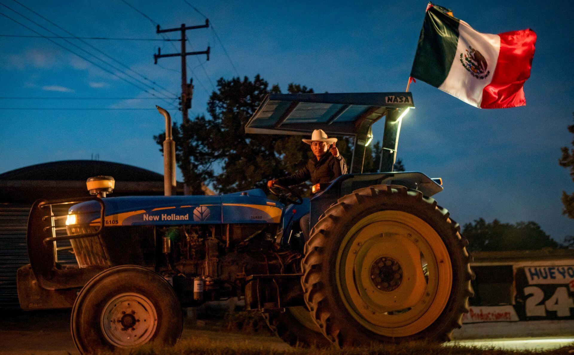 Caravana de tractores con agricultores