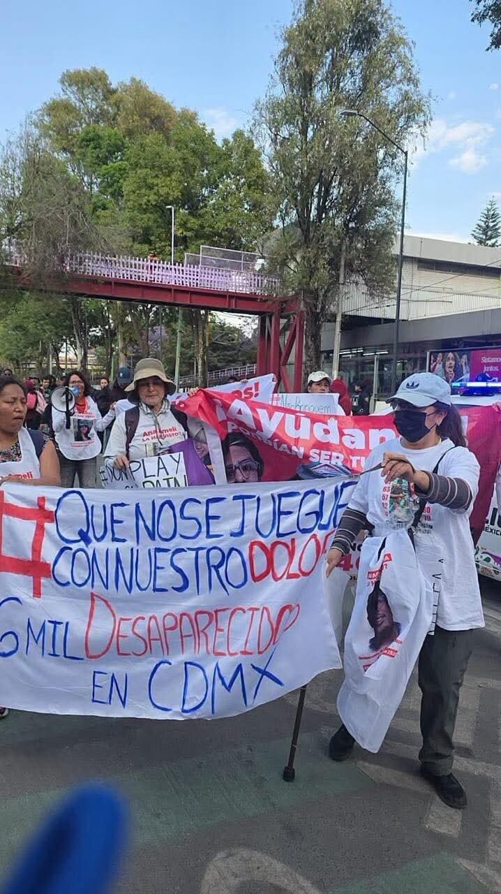 Estadio Banorte: familiares llenan el lugar con fichas de búsqueda