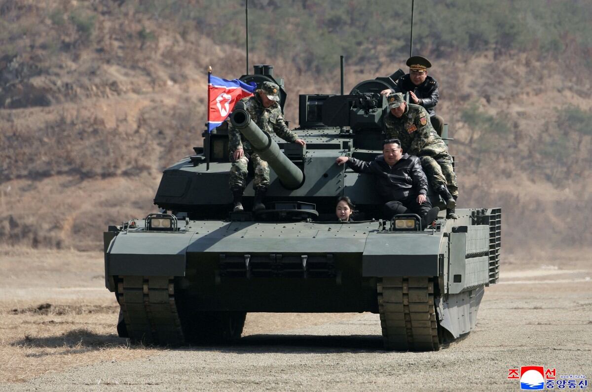 Kim Jong-un y su hija sobre tanque militar.
