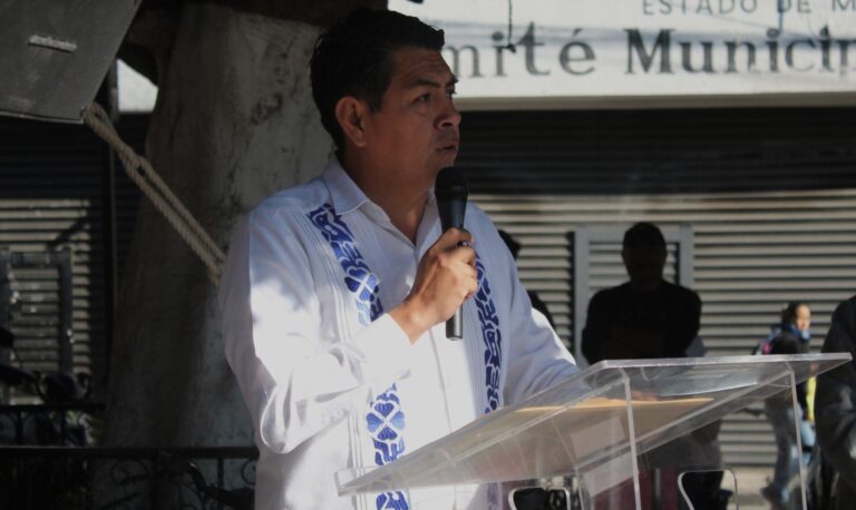 Alcalde de Chiconcuac llega en helicóptero al carnaval 2026 de San Pablito