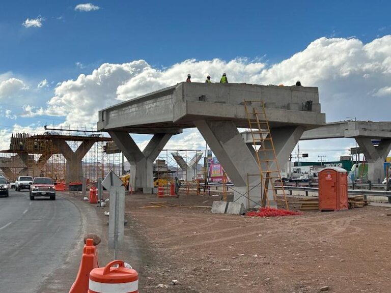 Avanza construcción de puente vial en la capital del estado
