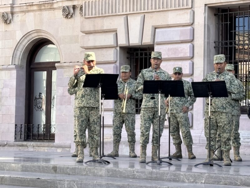 Concierto militar reúne a familias en la Plaza de Armas