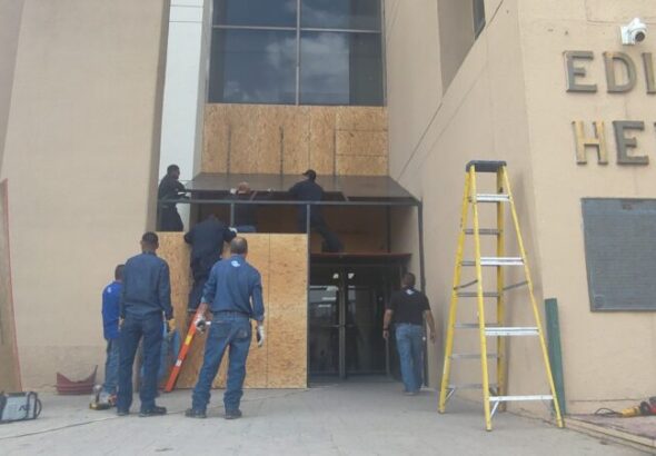 Blindan edificios previo al 8M