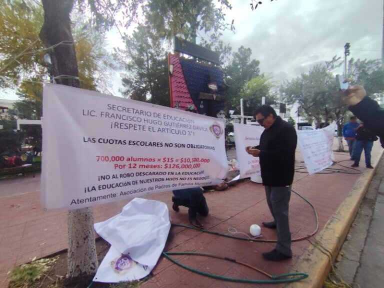 Padres de Familia de Municipio se manifiestan por cobro de agua en escuelas