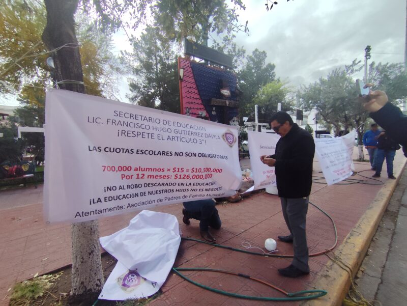 Padres de Familia de Municipio se manifiestan por cobro de agua en escuelas