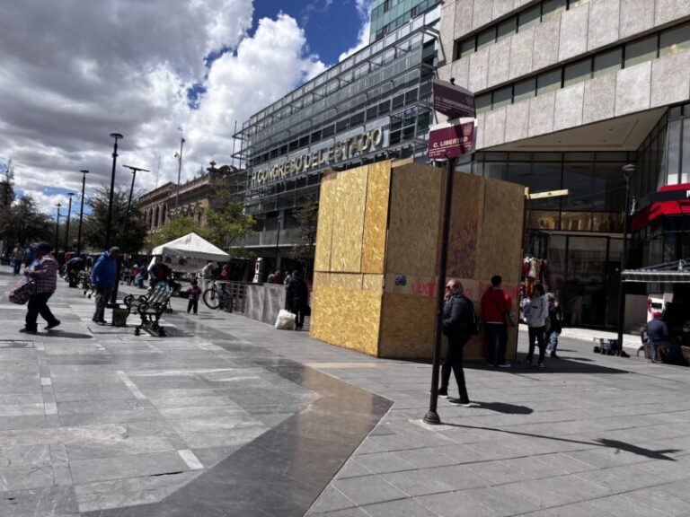 Sigue bloqueado elevador de Plaza de Armas tras marchas del 8M