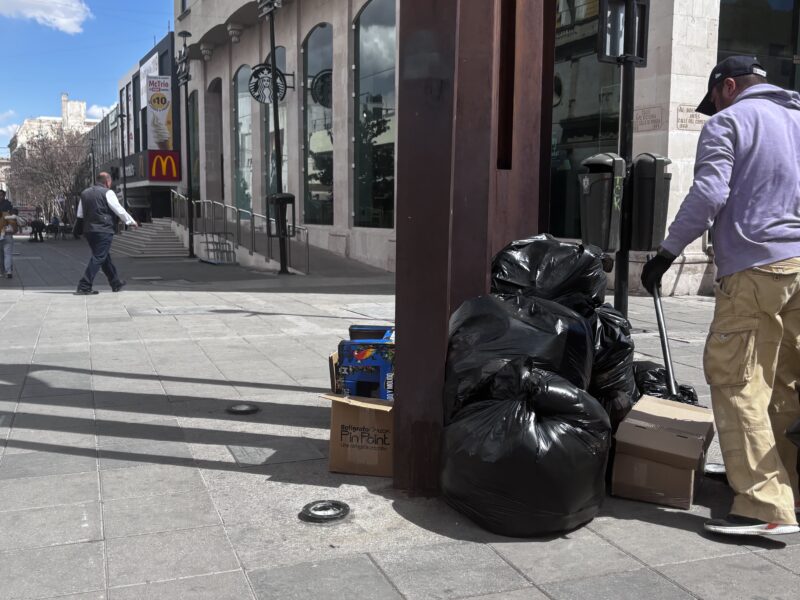 Persisten montones de basura en el Centro tras retiro de cestos por marcha del 8M