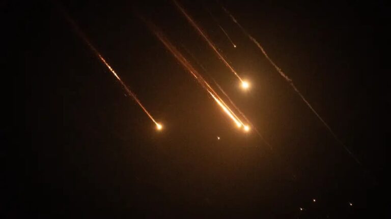 Irán confirma ataques con misiles y drones contra bases de Estados Unidos e Israel