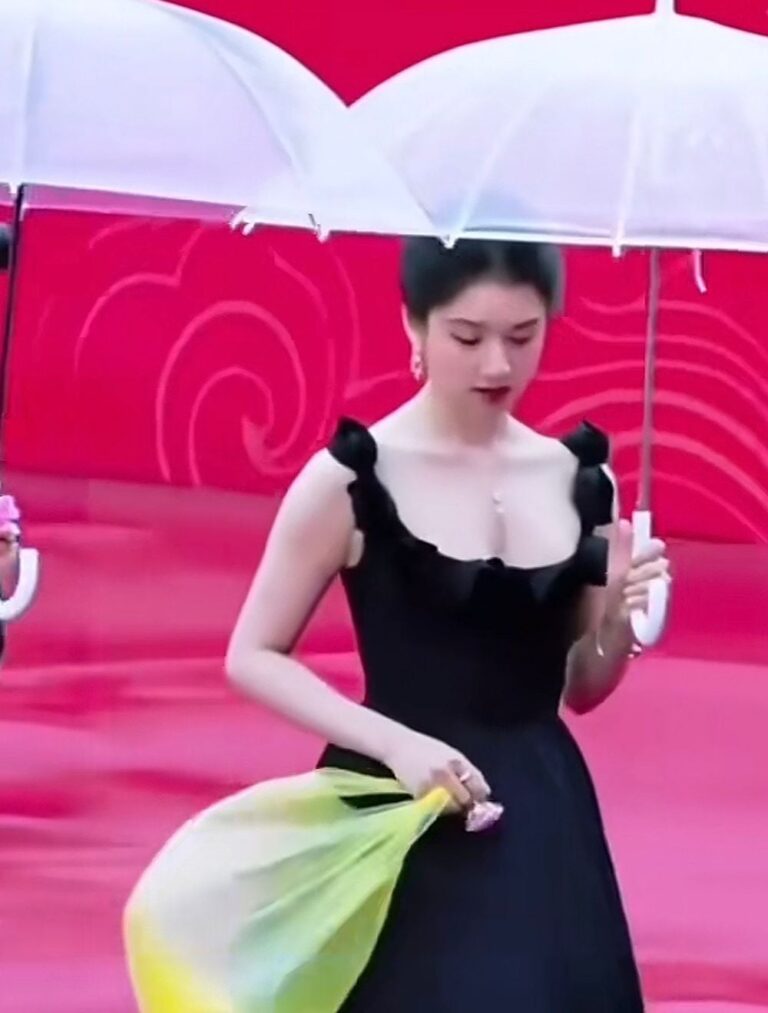 La verdad sobre la bolsa de basura que usó Zhang Jingyi y atribuyeron a Balenciaga