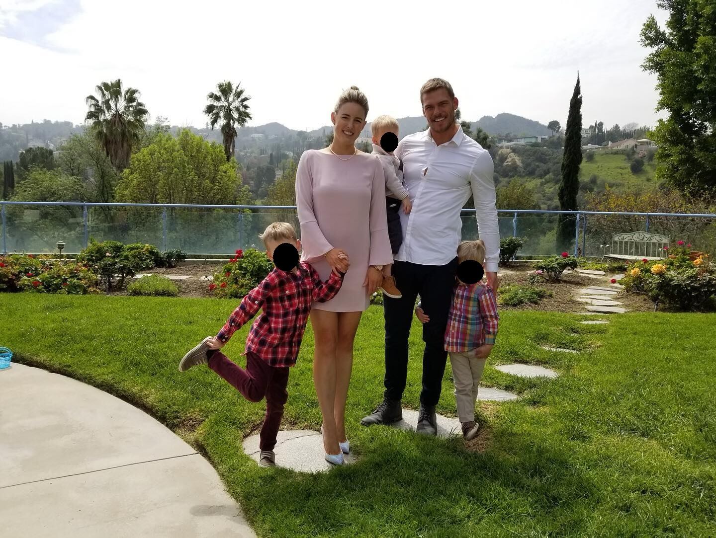 Alan Ritchson con su esposa Catherine Ritchson y sus tres hijos.
