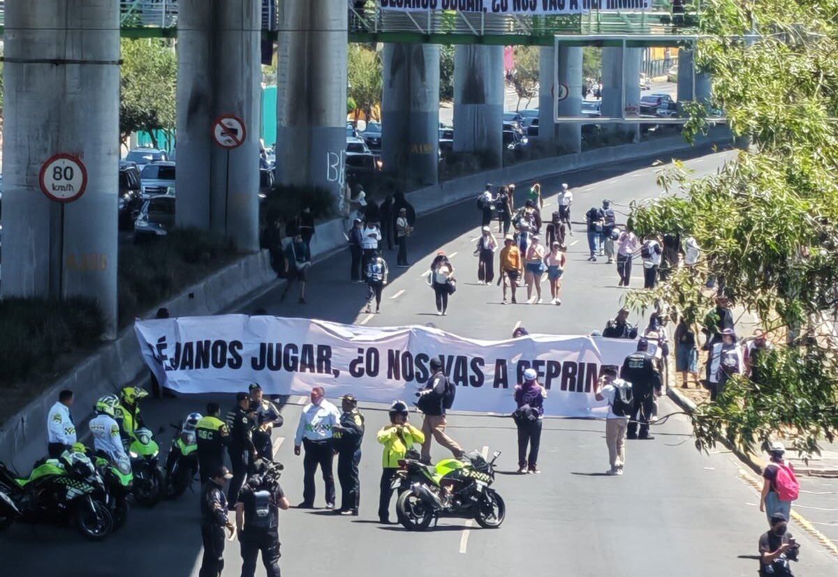 Bloquean Periférico Sur en CDMX contra la gentrificación previo al México vs Portugal
