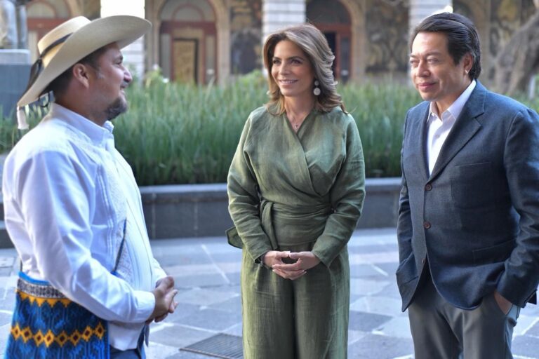 Mario Delgado y Olivia Salomón develan billete conmemorativo por el Centenario de las Normales Rurales