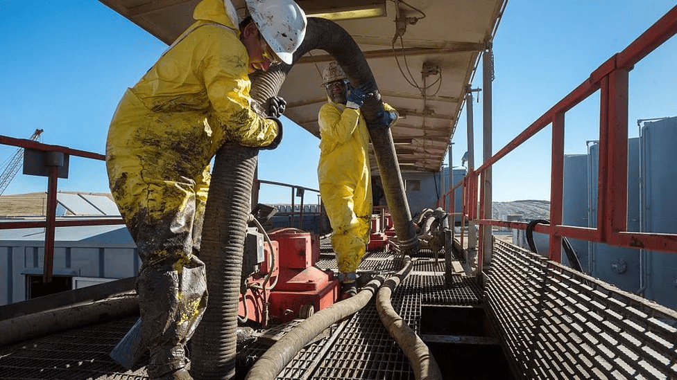 Escalada en Oriente Medio dispara el petróleo y sacude a los mercados globales