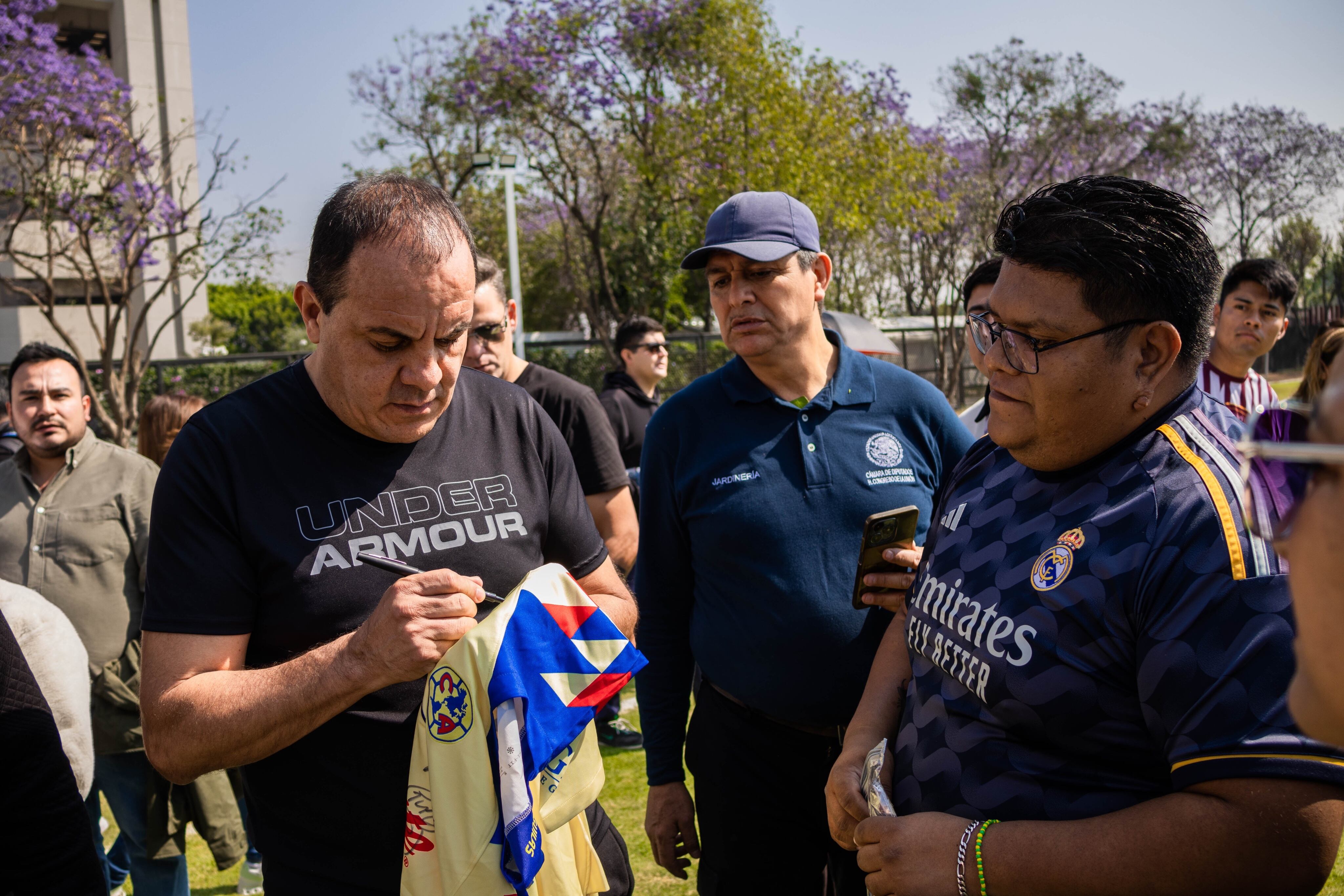 Cuauhtémoc Blanco dando autógrafos